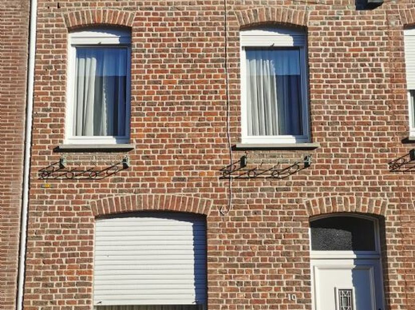 Een te renoveren rijwoning in het centrum van Kuurne, omvattende o.a. op het GELIJKVLOERS: Inkomhal Ruime lichtrijke leefruimte met gaskachel Eenvoudi